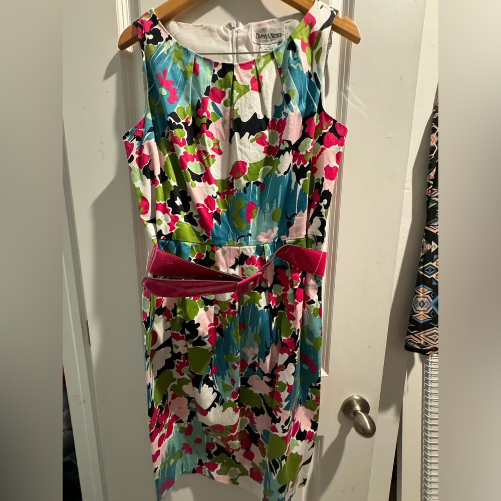 Spring sleeveless belted dress